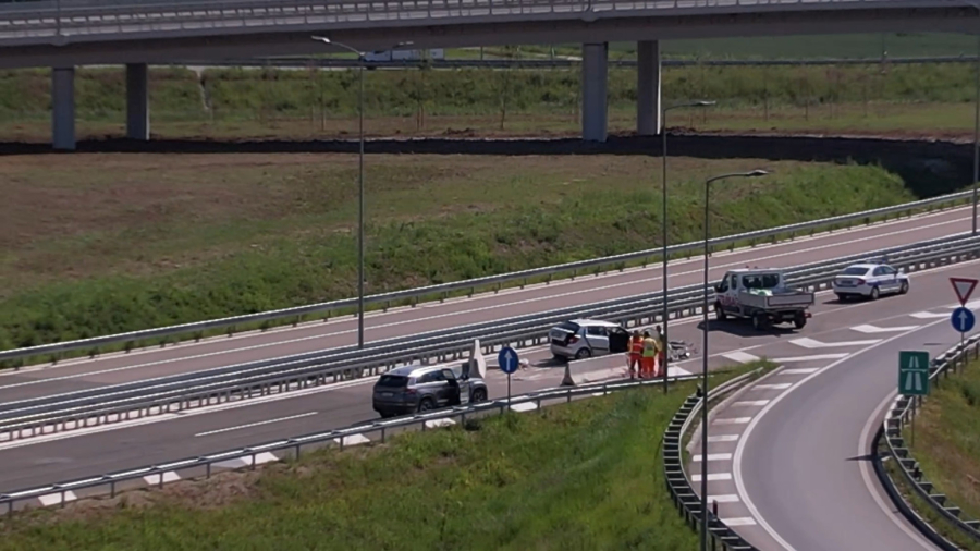 Teška saobraćajna nesreća na auto-putu: Više osoba povređeno FOTO/VIDEO