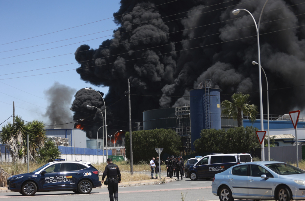 A huge fire in a chemical warehouse; Order for 80,000 people: Stay at home! The videos are terrible VIDEO