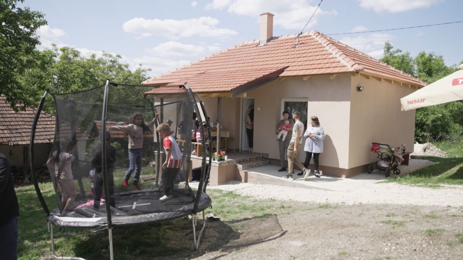 Ni skup telefon ni igračke: Ovaj dečak je tražio da on i mama imaju struju FOTO