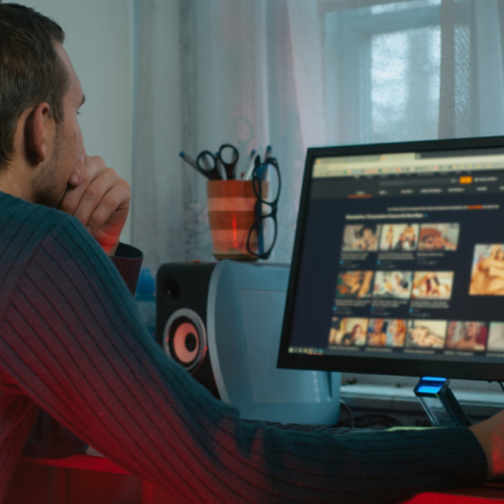 Google i Apple promovišu pornografske aplikacije?