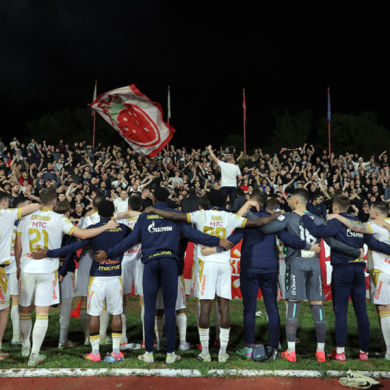 Zvezda u istom danu slavi titulu i promoviše novi dres