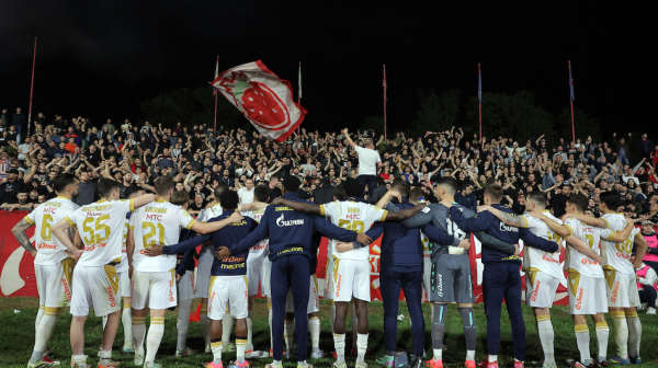 Zvezda u istom danu slavi titulu i promoviše novi dres