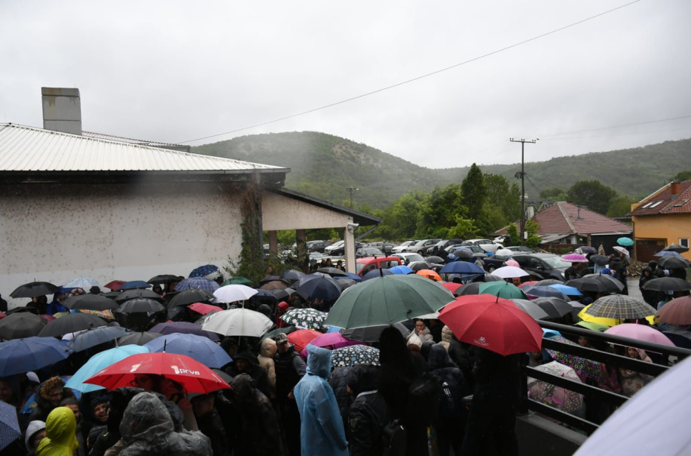 Roditelji sa decom na protestu ispred Sportske hale u Severnoj Mitrovici FOTO