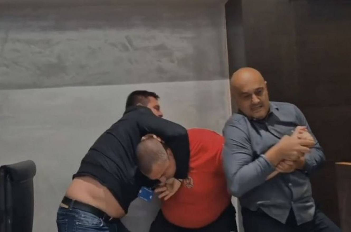 Nasilnici ponovili delo; Nije prvi put da kraljevačka opozicija vrši teror, nastavili martovski scenario VIDEO