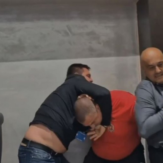 Nasilnici ponovili delo; Nije prvi put da kraljevačka opozicija vrši teror, nastavili martovski scenario VIDEO