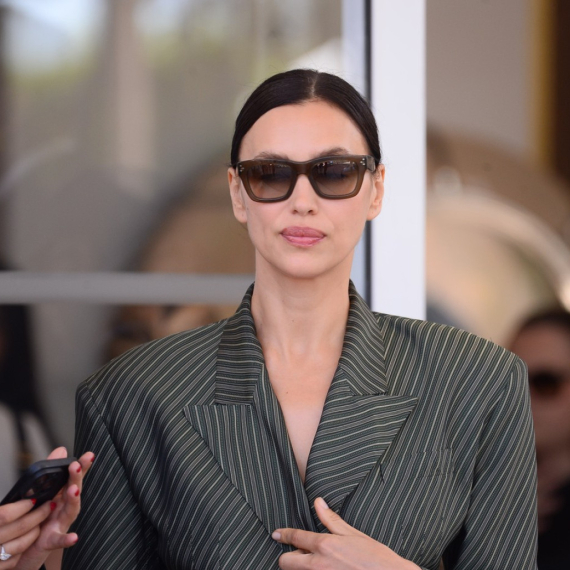 Definitivno diktira modne trendove: Irina Šajk nosi neodoljivu kombinaciju FOTO