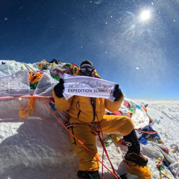 Srbija ponovo na vrhu sveta: I deseti srpski planinar osvojio Mont Everest FOTO