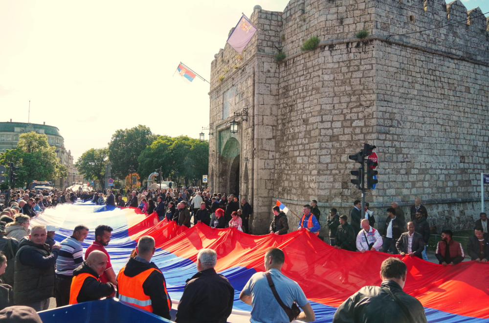 Veličanstven prizor u Nišu: Razvijena najveća srpska zastava FOTO/VIDEO