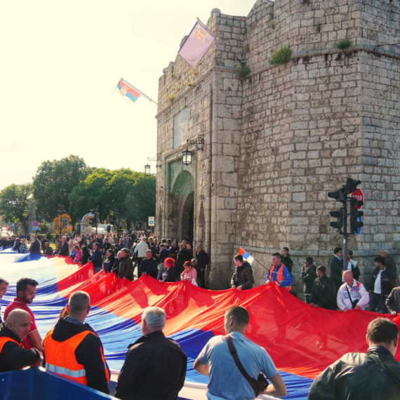 Veličanstven prizor u Nišu: Razvijena najveća srpska zastava FOTO/VIDEO
