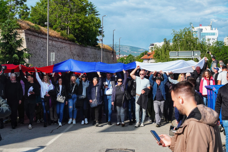 Veličanstven prizor u Nišu: Razvijena najveća srpska zastava FOTO/VIDEO