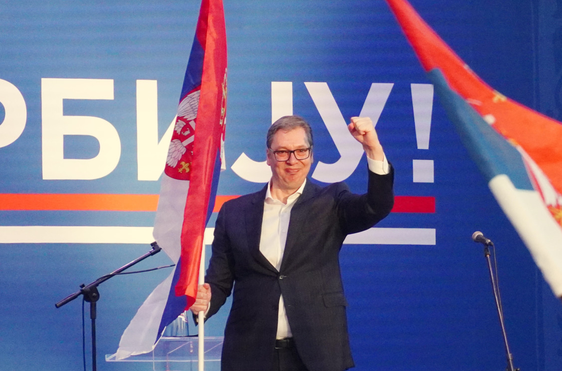 Vučić razvio srpsku zastavu u Nišu: Barjak slobode FOTO