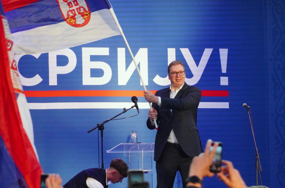 Vučić razvio srpsku zastavu u Nišu: "Barjak slobode" FOTO