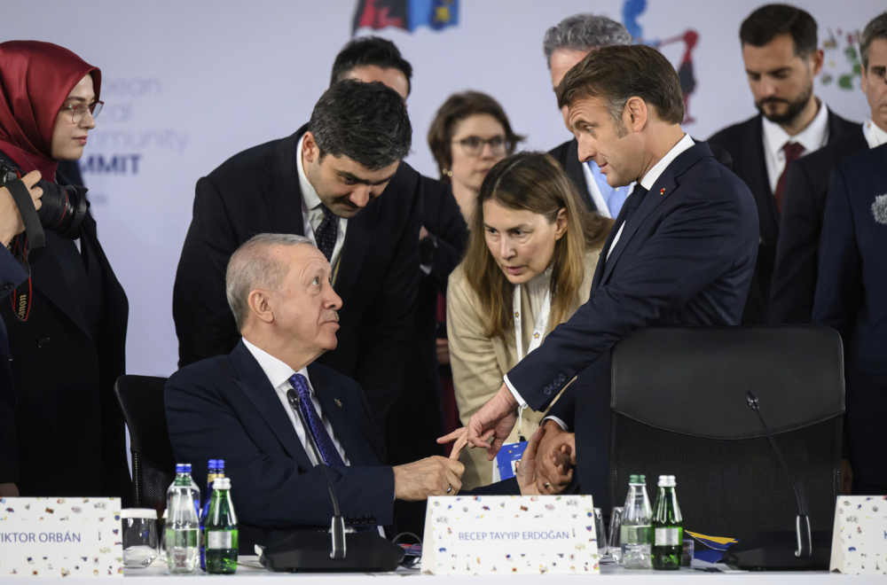 "Diplomatski stisak" srednjeg prsta: Mreže bruje o pozdravu Erdogana i Makrona VIDEO