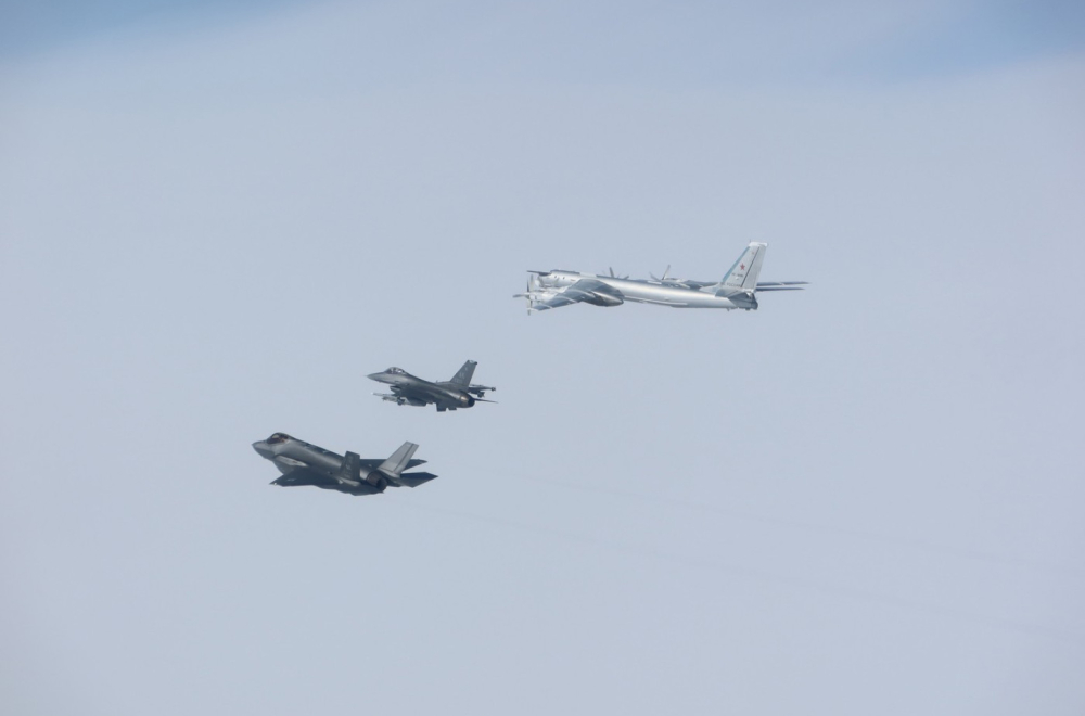 "Gori" nebo: Dva nosača raketa Tu-95 i lovci Su-33; Odmah dignuto još aviona VIDEO
