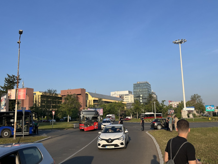Sudar na kružnom toku kod opštine Novi Beograd: Saobraćaj je obustavljen FOTO/VIDEO