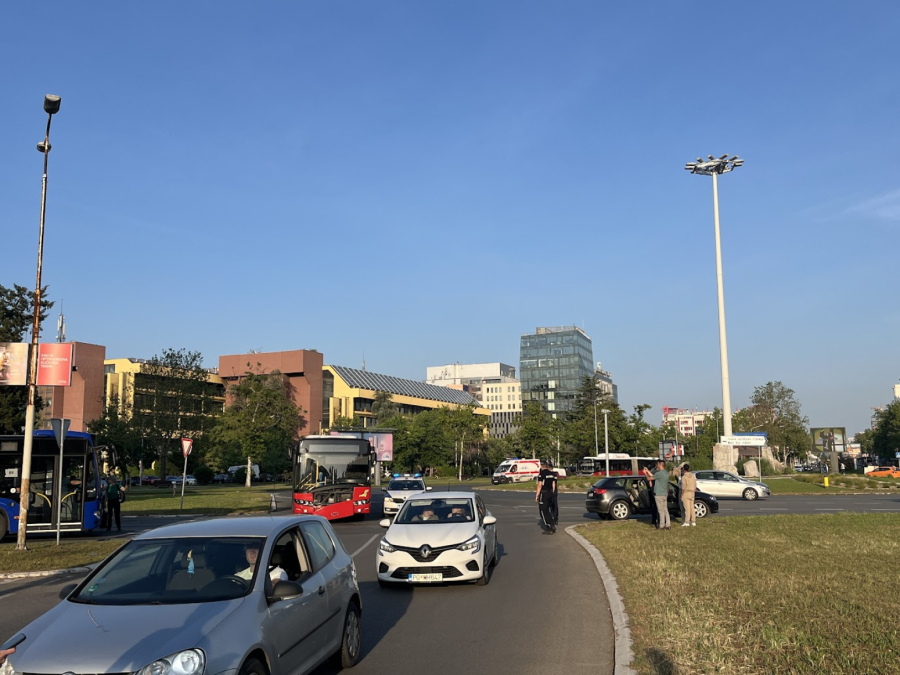 Sudar na kružnom toku kod opštine Novi Beograd: Saobraćaj je obustavljen FOTO/VIDEO