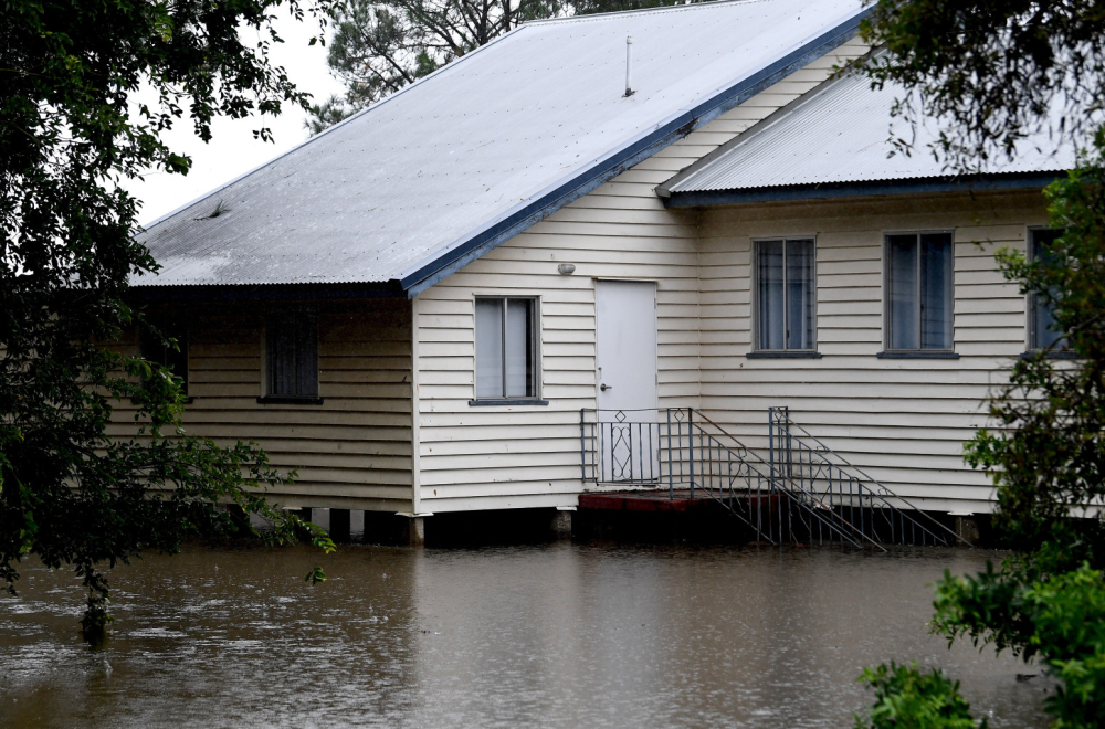 Cities cut off, houses in water: People climbed onto the roofs VIDEO