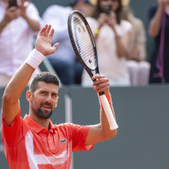 Novak: "Ne znam – moguće da je poklonio"