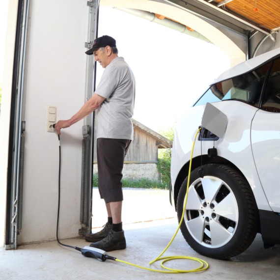 Zašto punjenje električnog automobila na kućnoj utičnici može biti opasno