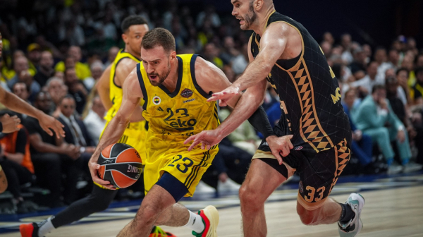Kakav gest kapitena – Gudurić sa trobojkom podigao trofej Evrolige VIDEO
