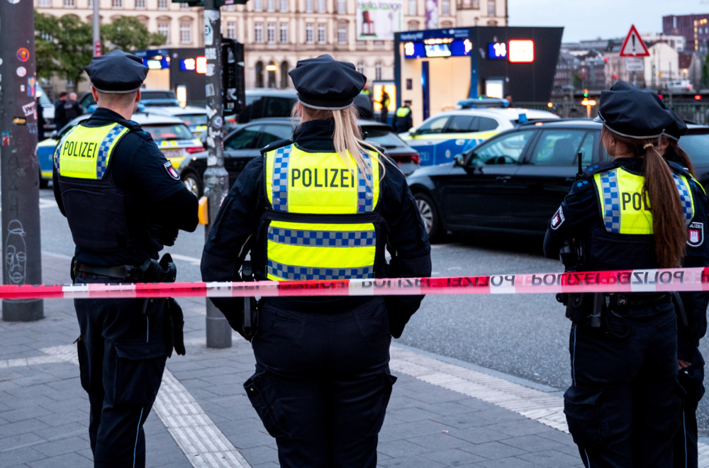 Nemačka policija uhapsila devojku zbog transparenta: "Merc, umri sam na Istočnom frontu"