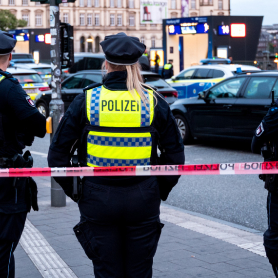 Nemačka policija uhapsila devojku zbog transparenta: "Merc, umri sam na Istočnom frontu"
