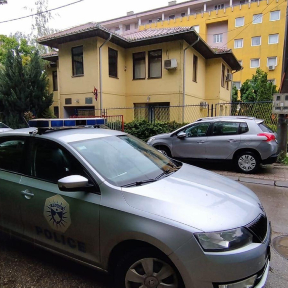 Tzv. kosovska policija upala u zatvoreni objekat Pošte u Prilužju: Postavljena tabla tzv. pošte Kosova