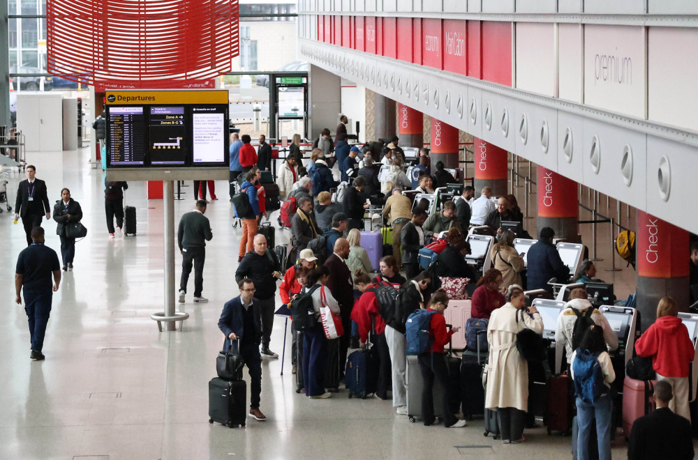 Emergency evacuation at the airport: Thousands of people were thrown out of the building, a suspicious package