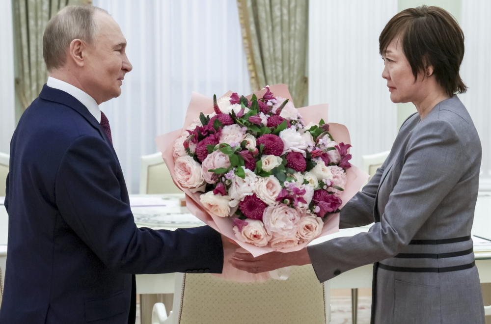 Putin rasplakao udovicu japanskog premijera; Iskupio se jednom vožnjom u "Aurusu" FOTO/VIDEO