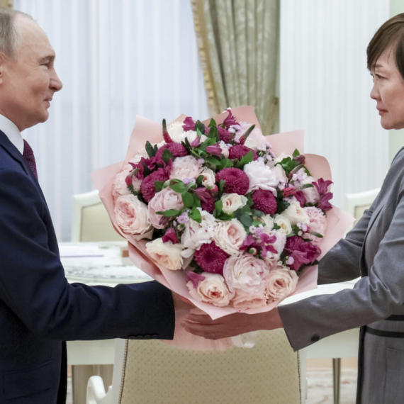Putin rasplakao udovicu japanskog premijera; Iskupio se jednom vožnjom u "Aurusu" FOTO/VIDEO