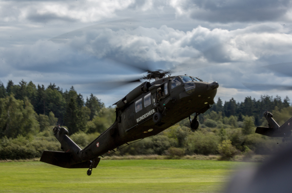 Helikopter "Black Hawk" imao bliski susret sa drvetom, a onda su vojnici skočili u jezero VIDEO