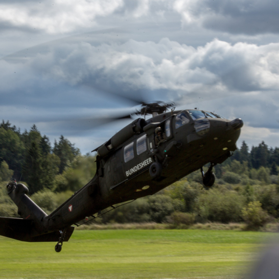 Helikopter "Black Hawk" imao bliski susret sa drvetom, a onda su vojnici skočili u jezero VIDEO