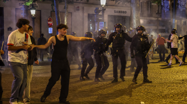 Pariz pretvoren u ratnu zonu u noći slavlja VIDEO