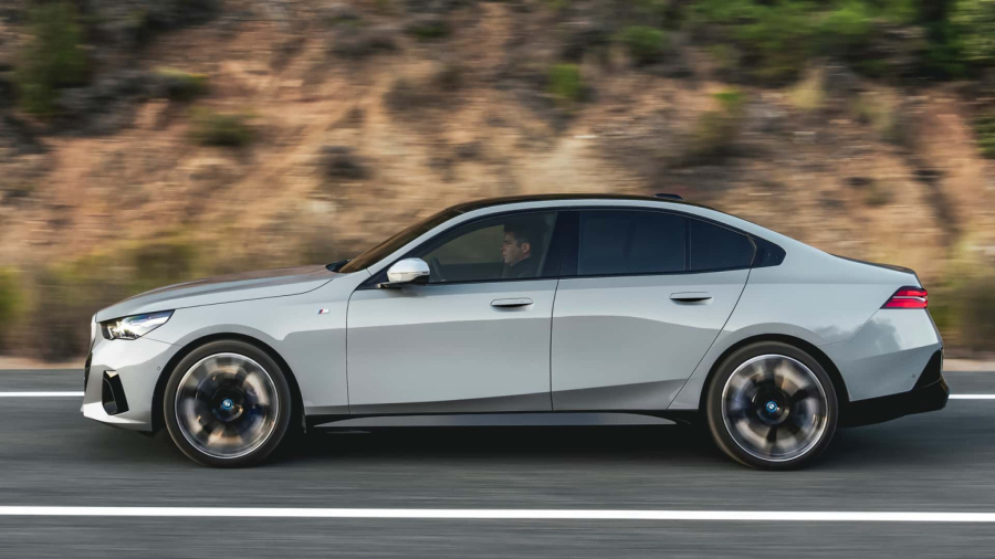 Fanovi mogu da odahnu: BMW limuzine su i dalje srce brenda!