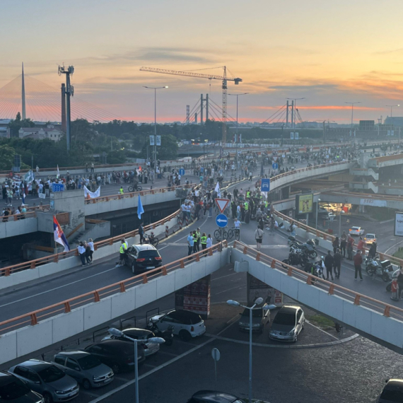 Novosadski blokaderi najavljuju novo paljenje Srbije u subotu FOTO