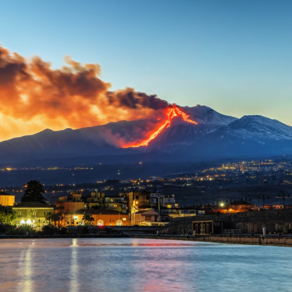 Turisti sa plaže posmatrali zastrašujuću erupciju: Nisu bili svesni opasnosti