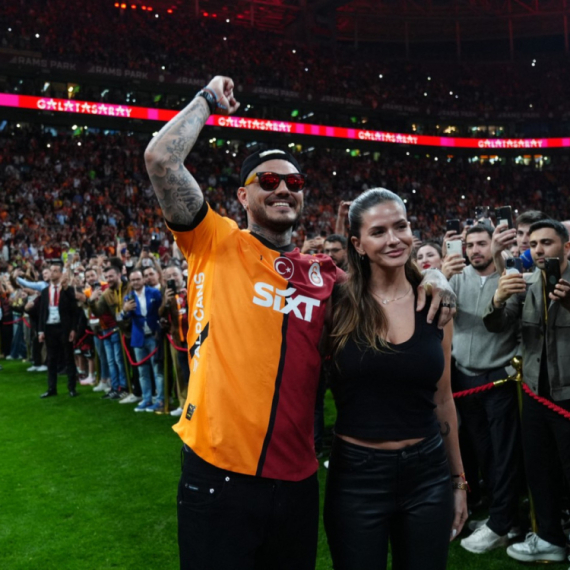 Mauro Ikardi se konačno skrasio pored atraktivne glumice: "Pao" na bujni dekolte FOTO