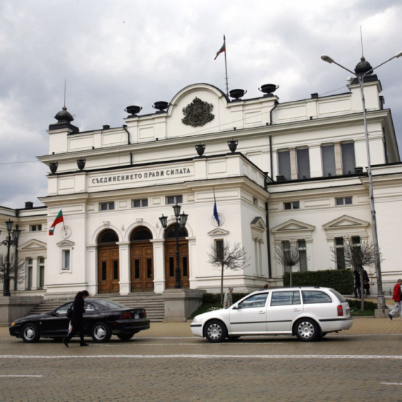 Tuča u Skupštini: Poslanici nasrnuli jedni na druge VIDEO