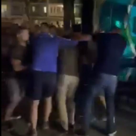 Bruka i sramota RTS – a: Javni servis među udarnim vestima nema ni reč o fašističkom linču studenata FOTO