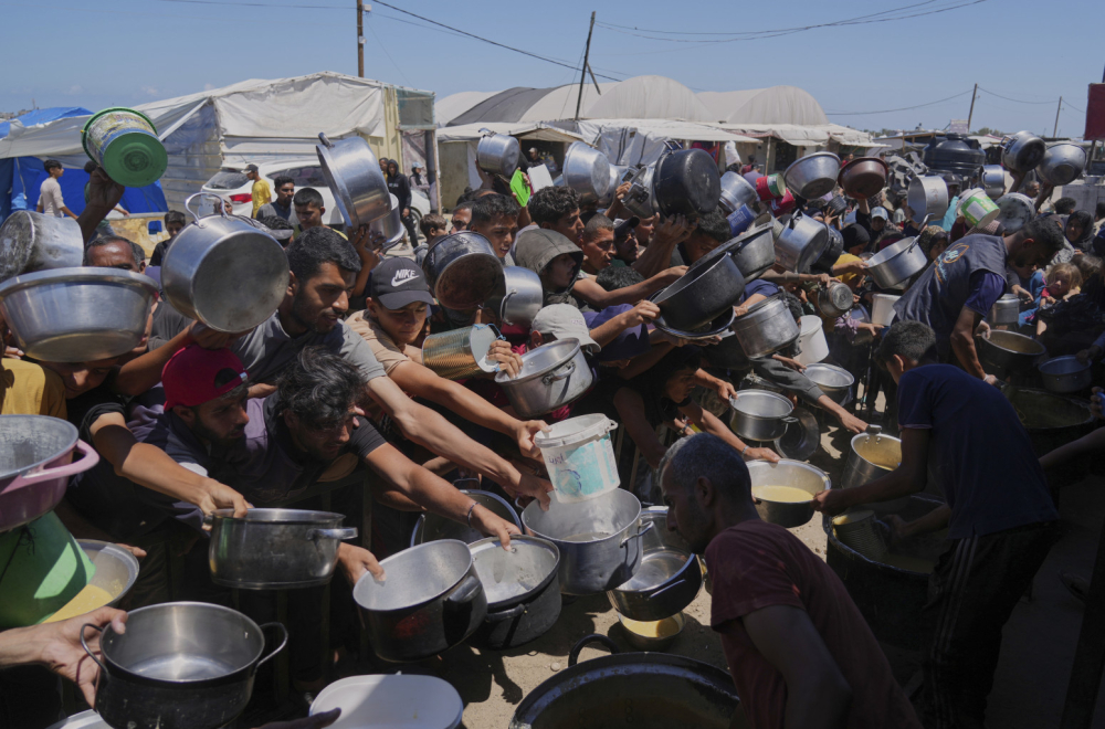 Ostavljeni su da iskrvare na zemlji dok su čekali u redu za humanitarnu pomoć; Lekari donirali krv