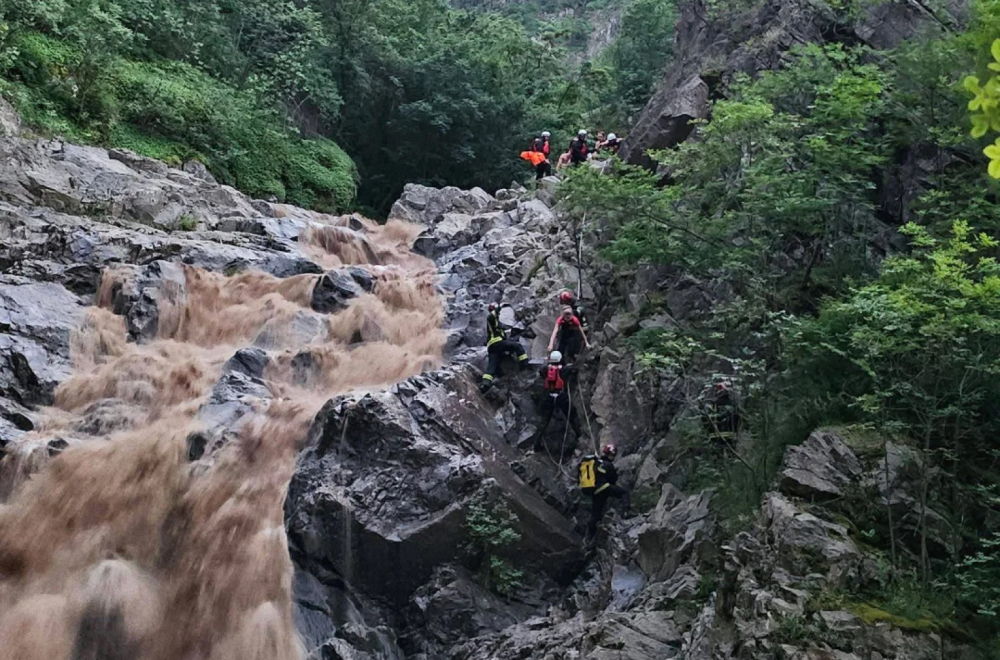 Četiri osobe spasene iz nabujale reke: Jako nevreme pogodilo mesto kod Leskovca FOTO