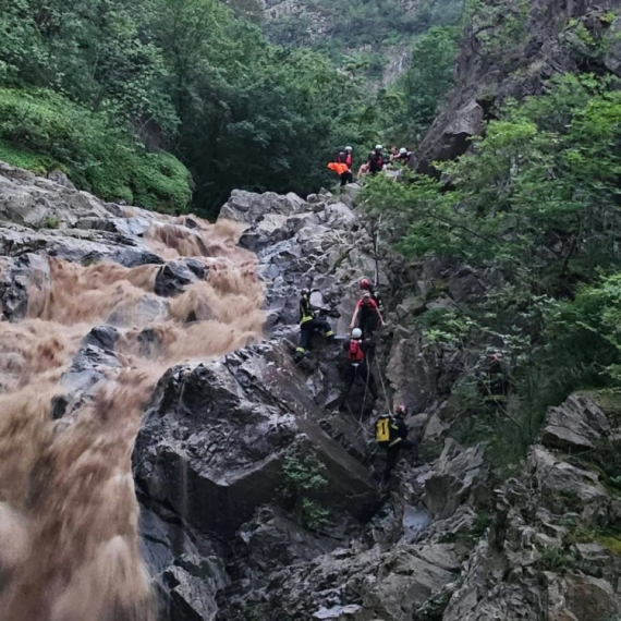 Četiri osobe spasene iz nabujale reke: Jako nevreme pogodilo mesto kod Leskovca FOTO