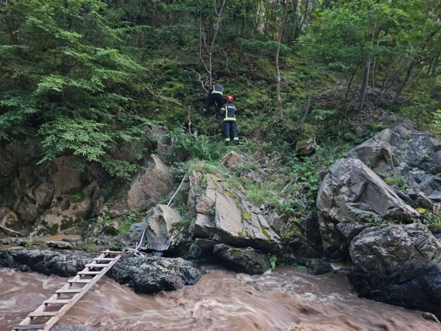 Četiri osobe spasene iz nabujale reke: Jako nevreme pogodilo mesto kod Leskovca FOTO