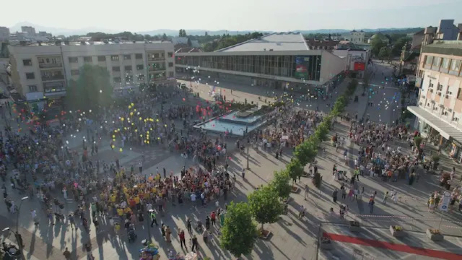 Prelepa slika poslata iz Čačka: Na desetine mališana zajedno na Gradskom trgu FOTO