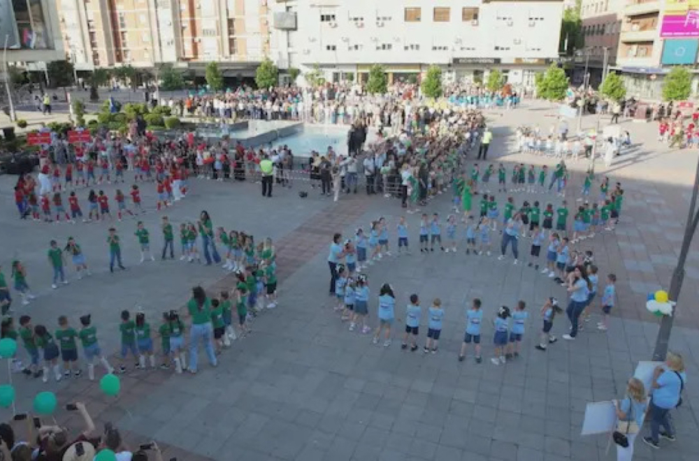 Prelepa slika poslata iz Čačka: Na desetine mališana zajedno na Gradskom trgu FOTO