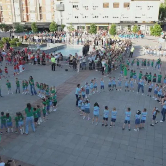 Prelepa slika poslata iz Čačka: Na desetine mališana zajedno na Gradskom trgu FOTO