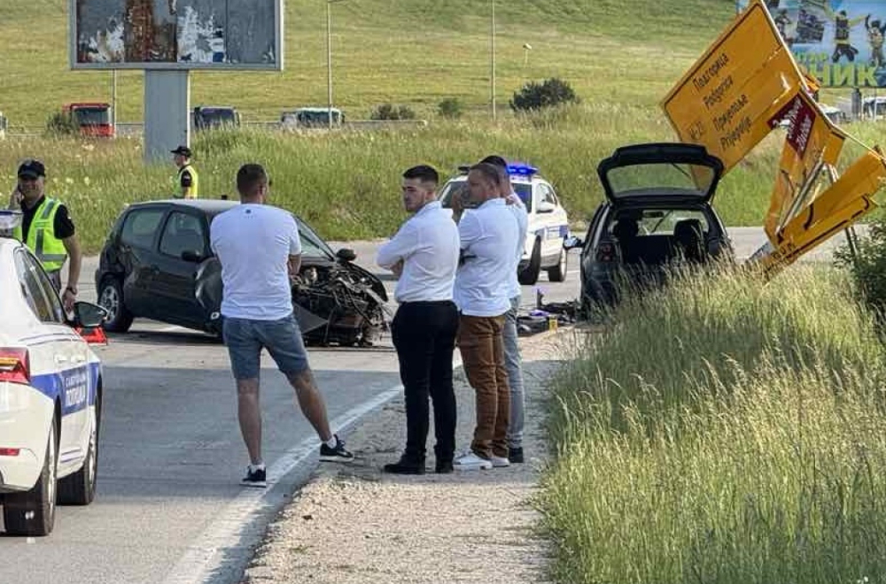 Strašna nesreća na Zlatiboru: Auto se odbio o drugi; Delovi automobila rasuti po putu FOTO