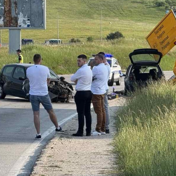 Strašna nesreća na Zlatiboru: Auto se odbio o drugi; Delovi automobila rasuti po putu FOTO