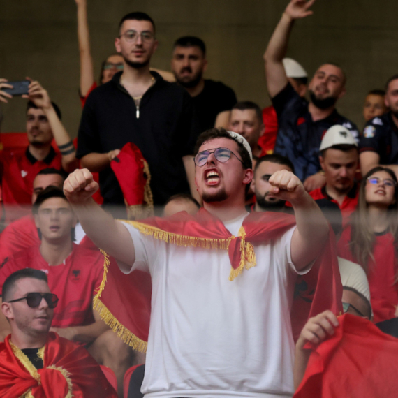 Prvi incident u Tirani – Lukić pogođen FOTO