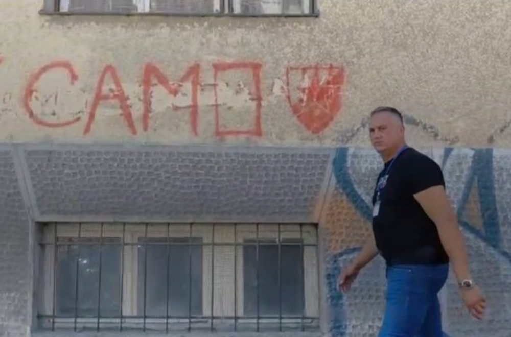 Pokrajinski poslanik Predrag Dragojević uhvaćen kako se lažno predstavlja kao posmatrač na izborima u Zaječaru